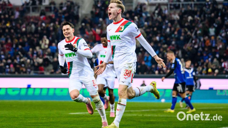 Beim 1:0 im Hinspiel gegen den HSV war Anton Kade als Torschütze der Matchwinner für den FC Augsburg. (Archivbild) Bild: Tom Weller/dpa