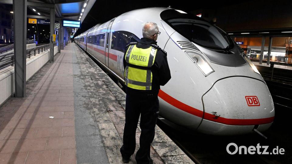 Ein Polizist steht auf einem Bahnsteig im Bahnhof Siegburg. Bild: Roberto Pfeil/dpa