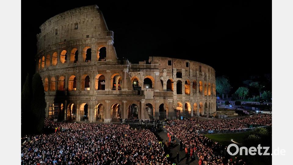 Mit einer Prozession am Kolosseum wird jedes Jahr in Rom an den Kreuzweg erinnert. (Archivbild) Bild: Gregorio Borgia/AP/dpa