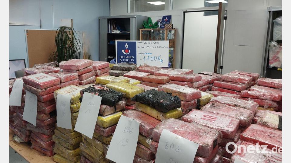 In einem vom französischen Zoll gestoppten Laster befanden sich neben Blumenerde auch 998 Kokainpakete. (Handout-Foto) Bild: -/Zoll Frankreich/dpa
