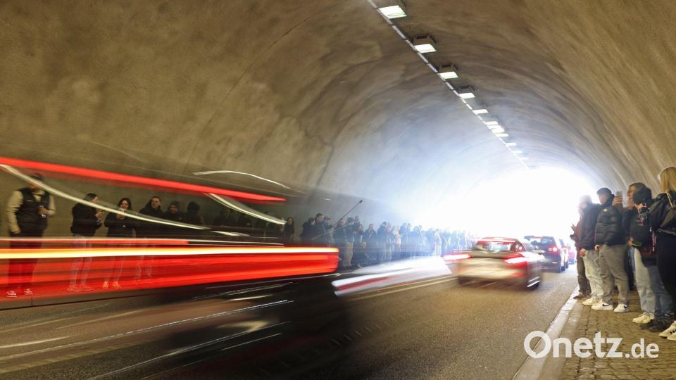 Car-Freitag an der Rappbodetalsperre: Tuning-Autos fahren durch „Soundröhre“-Tunnel Bild: Matthias Bein/dpa