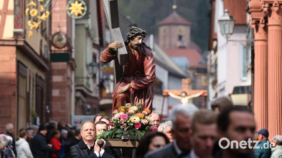 Handwerkszünfte tragen Passionsfiguren in Karfreitagsprozession durch Lohr am Main Bild: Karl-Josef Hildenbrand/dpa