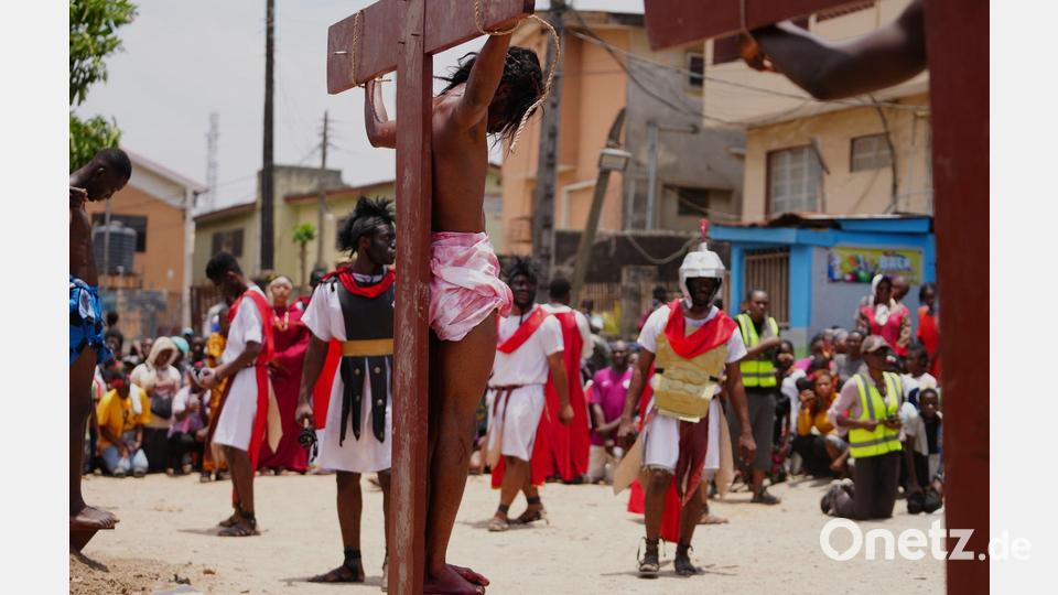 Mitglieder der katholischen Kirche St. Francis nehmen an einer Nachstellung des Kreuzwegs Jesu Christi am Karfreitag teil. Bild: Sunday Alamba/AP/dpa