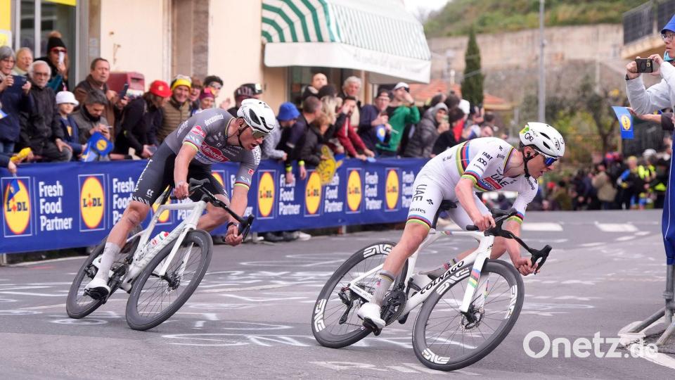 Bisher gewann van der Poel (l) zweimal in Flandern, Pogačar einmal weniger. (Archivbild) Bild: Fabio Ferrari/LaPresse/dpa