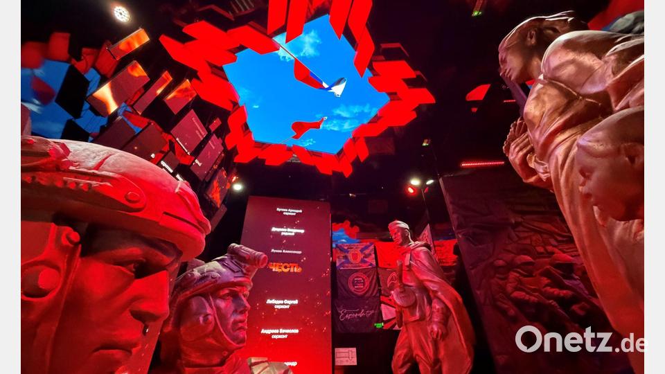 In der Propaganda-Schau zum völkerrechtswidrigen Angriffskrieg werden russische Soldaten wie Helden dargestellt. Bild: Ulf Mauder/dpa