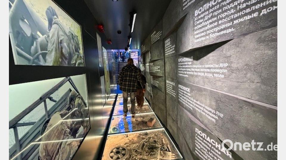 In der Ausstellung wird auch auf die im völkerrechtswidrigen Angriffskrieg eroberten ukrainischen Gebiete hingewiesen. Bild: Ulf Mauder/dpa