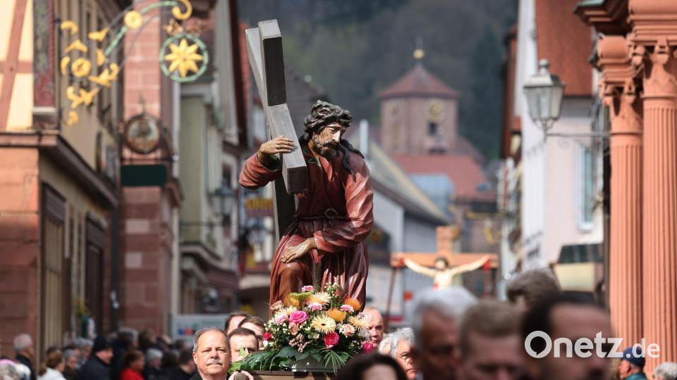 Rund 600 Menschen wirken an der Prozession mit. Bild: Karl-Josef Hildenbrand/dpa