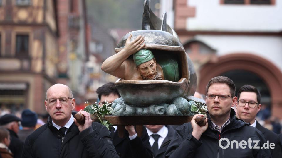 Handwerkszünfte ziehen mit Figuren, die religiöse Szenen darstellen, durch die Stadt. Bild: Karl-Josef Hildenbrand/dpa