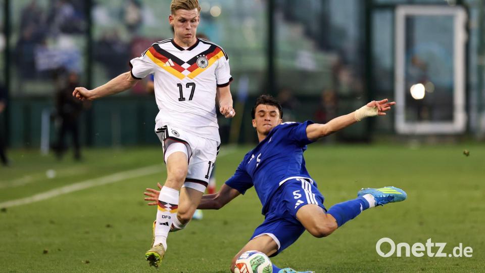 „Brutales Tempo“: Anton Kade (l) im Einsatz für die U21 gegen Griechenland. Bild: Yorgos Karahalis/dpa