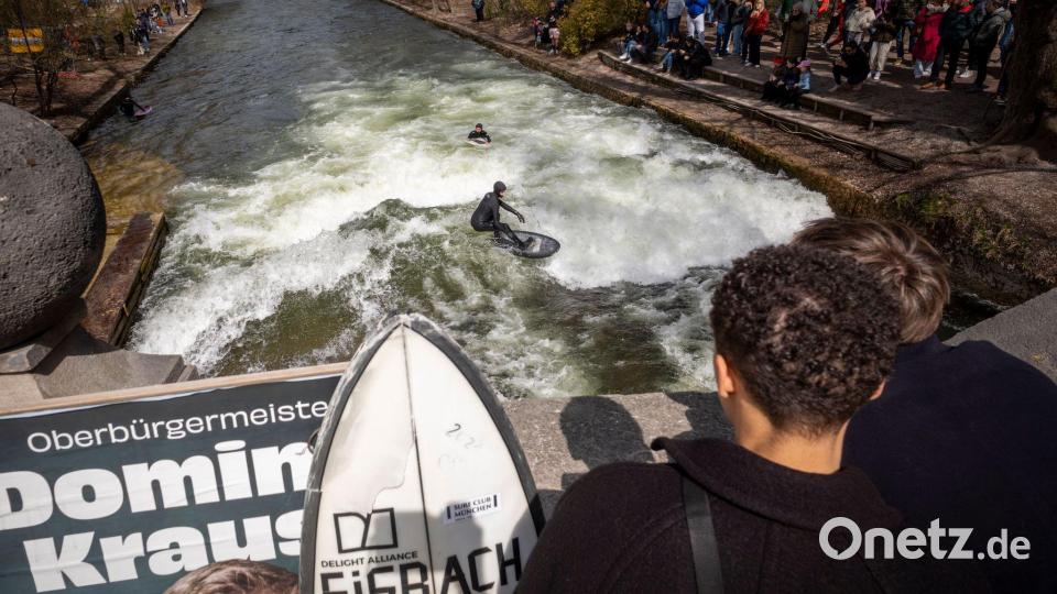 Im Sommer soll die Welle wieder freigegeben werden, hat Neu-OB Krause versprochen. Bild: Peter Kneffel/dpa