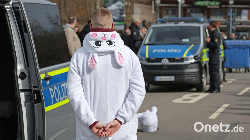 Ein als Osterhase kostümierter Motorradfahrer wird in Blankenburg von Einsatzkräften der Polizei am sogenannten Car-Freitag an der Rappbodetalsperre kontrolliert. Bild: Matthias Bein/dpa