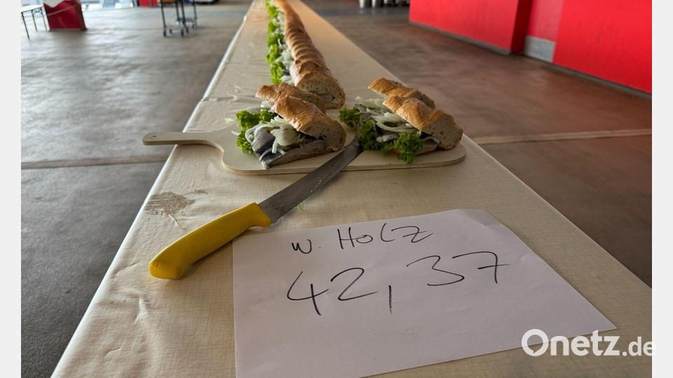 Mit 42,37 Metern hat das längste Fischbrötchen der Welt den bisherigen Rekord von 31 Metern deutlich übertroffen. (Foto Handout) Bild: --/F.C. Hansa Rostock /dpa