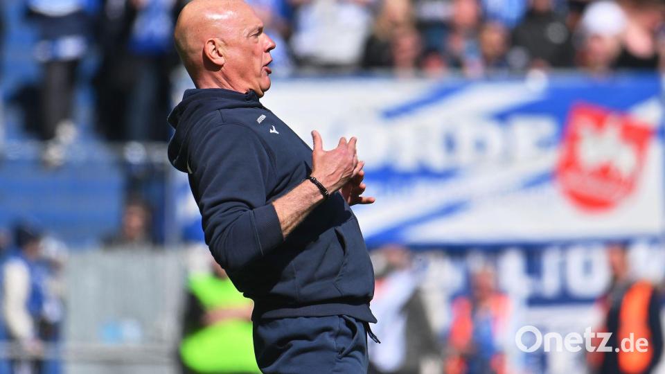 Tobte an der Seitenlinie: Bochums Trainer Uwe Rösler. Bild: Swen Pförtner/dpa