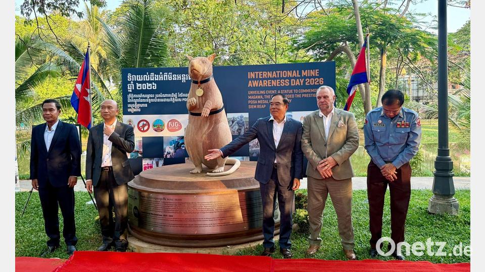 Auch Politiker kamen zur feierlichen Enthüllung. Bild: Carola Frentzen/dpa