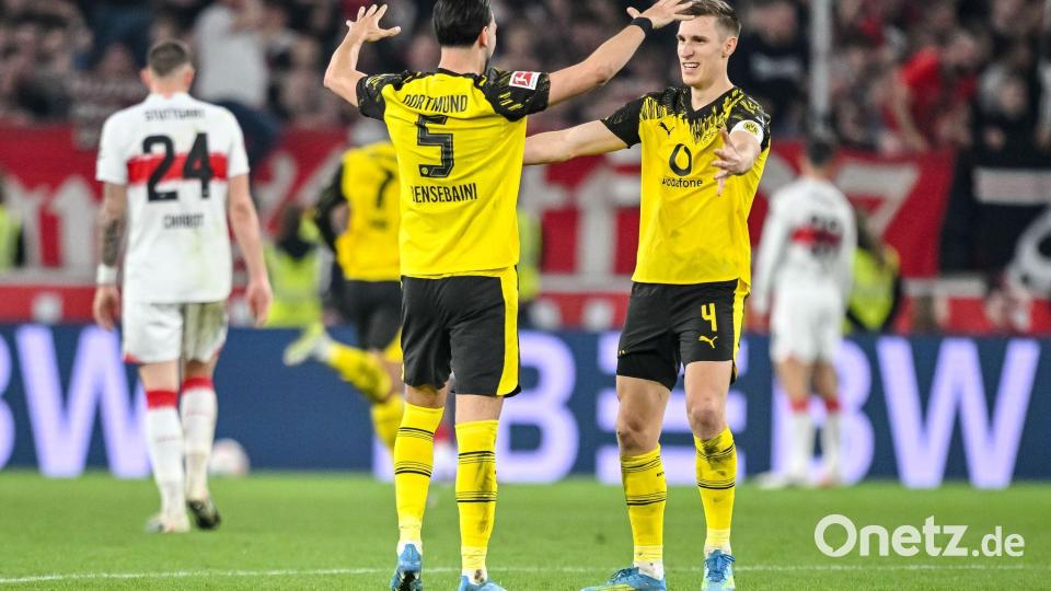 Nico Schlotterbeck (r) jubelt über den Sieg in Stuttgart. Bild: Harry Langer/dpa