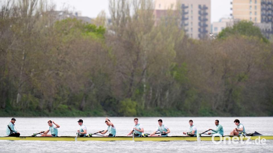 Cambridge mit dem deutschen Schlagmann Frederik Breuer (Zweiter v. l.) gewann das Männerrennen gegen Oxford. Bild: Andrew Matthews/PA Wire/dpa