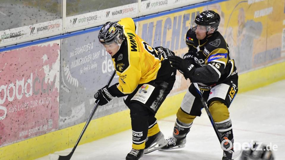 Lukas Klughardt (rechts) vom ERSC Amberg attackiert einen Bayreuther kurz vor der Bande. Bild: Hubert Ziegler
