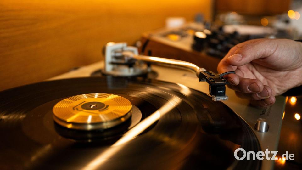 Kevin Rodriguez legt in seiner Bar eine Platte auf. Bild: Christophe Gateau/dpa