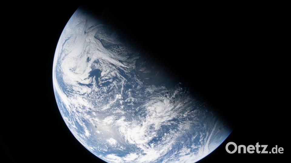 Aus der „Orion“-Kapsel machen die „Artemis 2“-Astronauten immer wieder Fotos von der Erde. Bild: Uncredited/NASA/AP/dpa