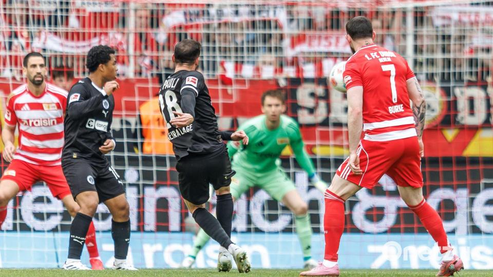 Wuchtiger Volley: Pereira Lage (M) traf zum 1:0. Bild: Andreas Gora/dpa