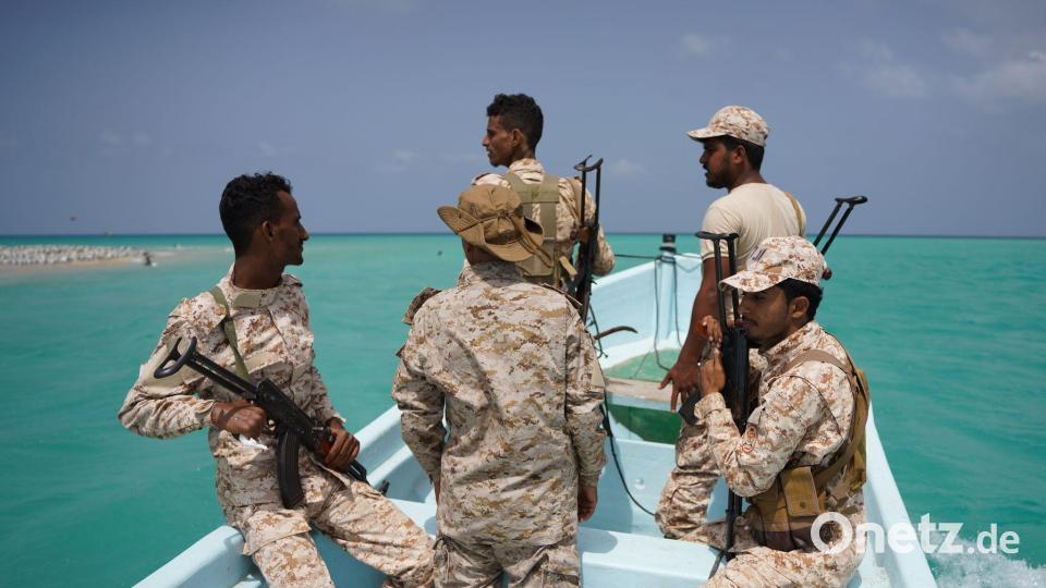 Jemenitische Soldaten patrouillieren in der strategisch wichtigen Straße von Bab el-Mandeb im Jemen. Bild: Abdulnasser Alseddik/AP/dpa