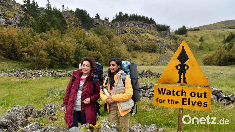 In einer Szene vom diesjährigen Oster-„Traumschiff“ erkunden Hanna Liebhold (links, Barbara Wussow) und Dr. Jessica Delgado (Collien Fernandes) die spektakuläre Landschaft Islands. Bild: Dirk Bartling/ZDF/dpa
