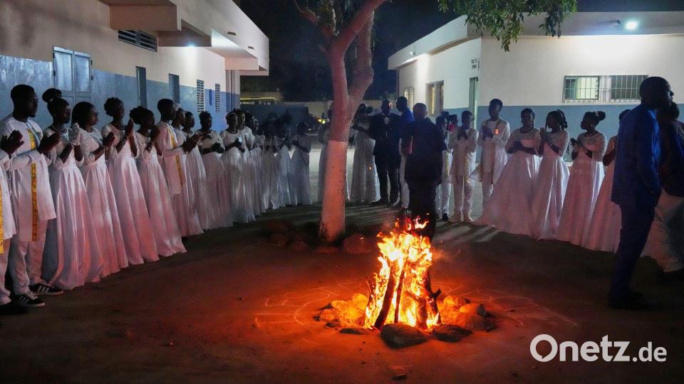 Gläubige versammeln sich während der Osternachtsmesse in Dakar. Bild: Misper Apawu/AP/dpa