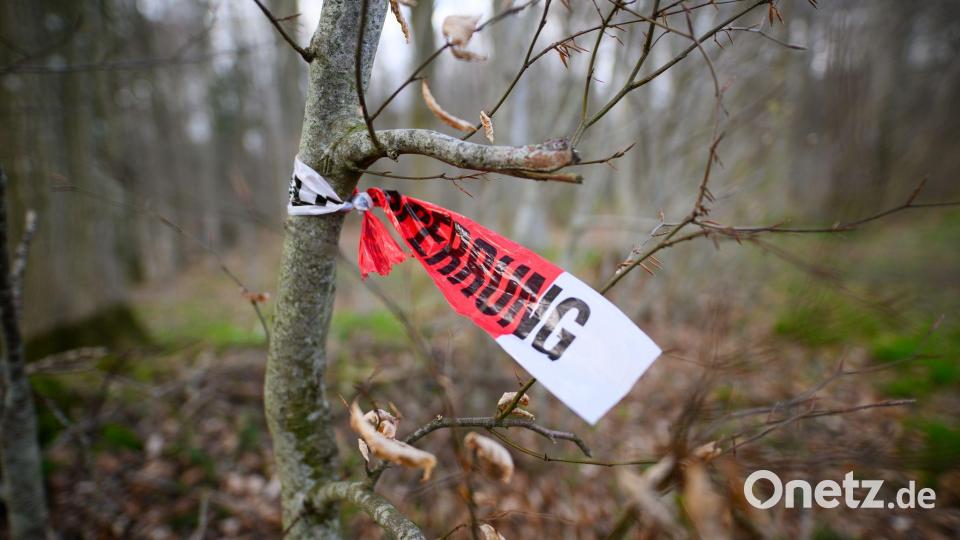 Ein Absperrband erinnert an den Polizeieinsatz. Bild: Daniel Reinhardt/dpa