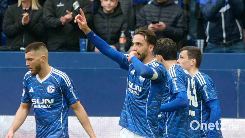 Kenan Karaman jubelt über seinen Treffer zum 1:0. Bild: Bernd Thissen/dpa