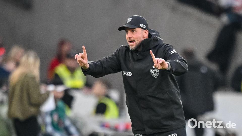 Auch VfB-Coach Sebastian Hoeneß reagierte nach dem Schlusspfiff kurzzeitig emotional. Bild: Harry Langer/dpa