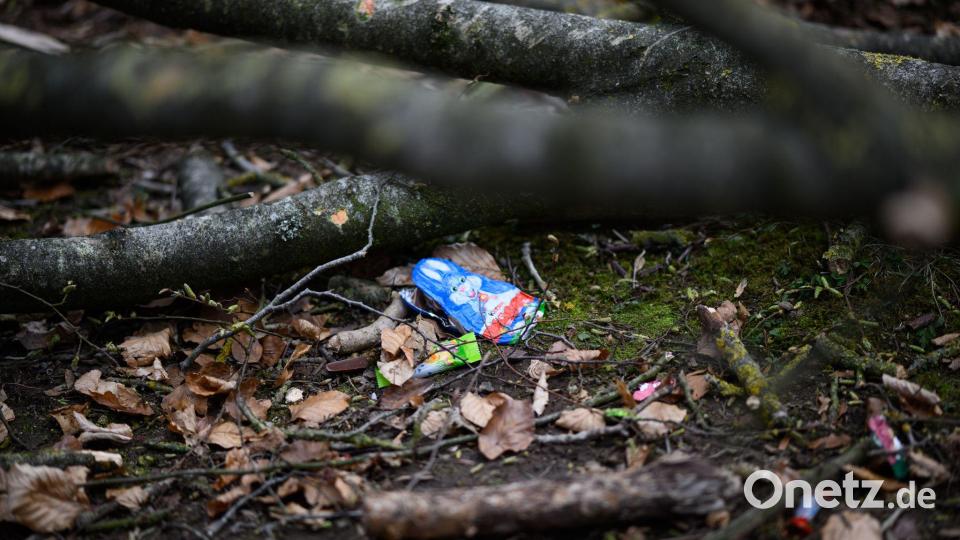 Am Unglücksort liegen noch Oster-Süßigkeiten. Bild: Daniel Reinhardt/dpa