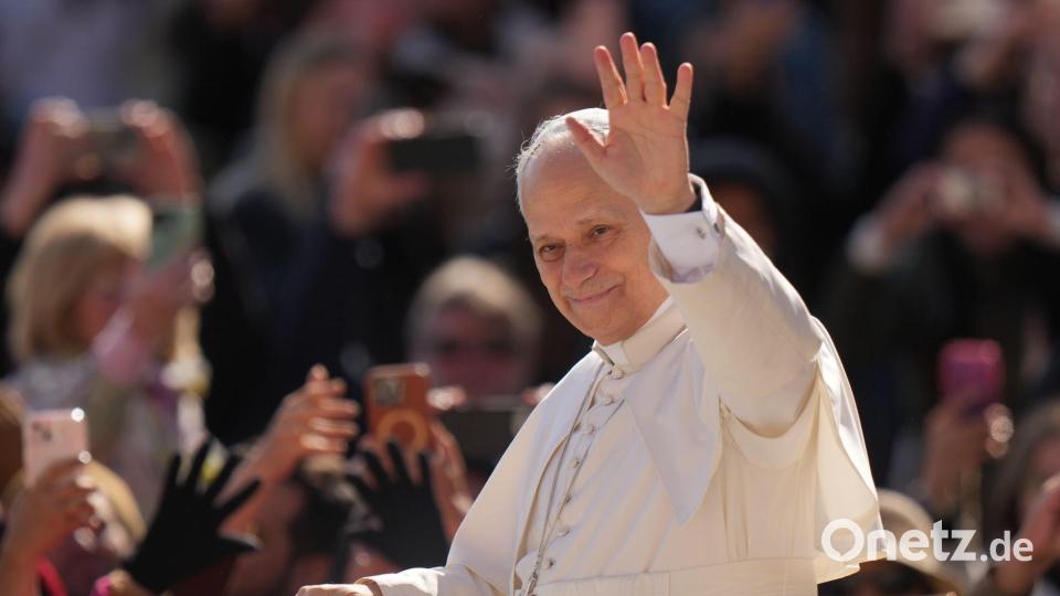 Eine ZDF-Doku beleuchtet das erste Amtsjahr von Papst Leo XIV. (Archivbild) Bild: Andrew Medichini/AP/dpa