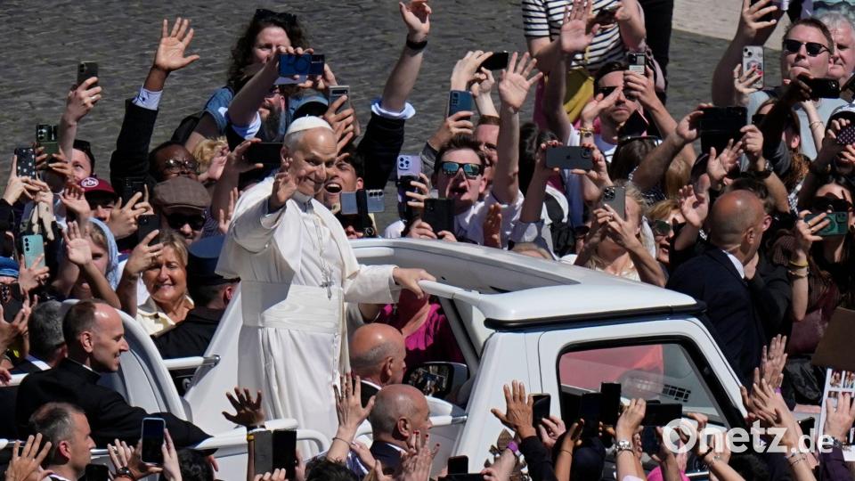 Nach dem Segen ließ sich der Papst über den Petersplatz fahren. Bild: Alessandra Tarantino/AP/dpa