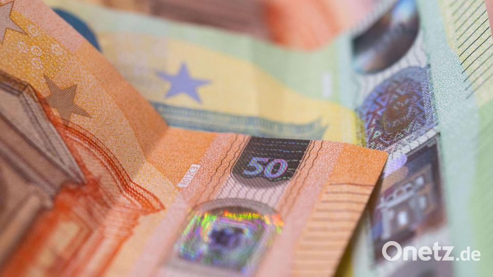 Geldsegen für Aktionäre: Die größten Börsenkonzerne erhöhen in Summe ihre Dividenden. (Symbolbild) Bild: Boris Roessler/dpa