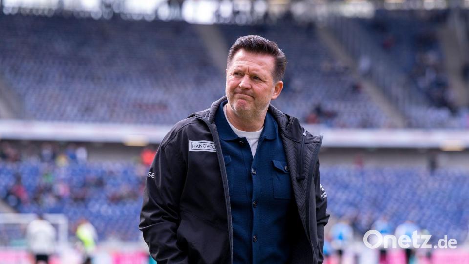 Verpasste den Sprung auf den Aufstiegsplatz: Hannover Trainer Christian Titz. Bild: David Inderlied/dpa
