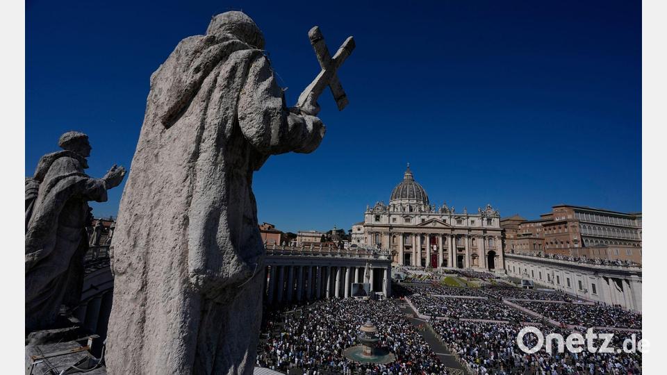 Mehrere Zehntausend Menschen nahmen auf dem Petersplatz an der Ostermesse teil. Bild: Alessandra Tarantino/AP/dpa