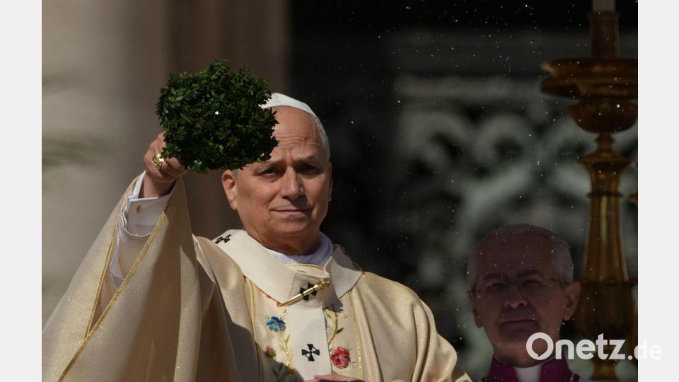Papst Leo XIV. spendet erstmals an Ostern den Segen Urbi et Orbi. Bild: Andrew Medichini/AP/dpa