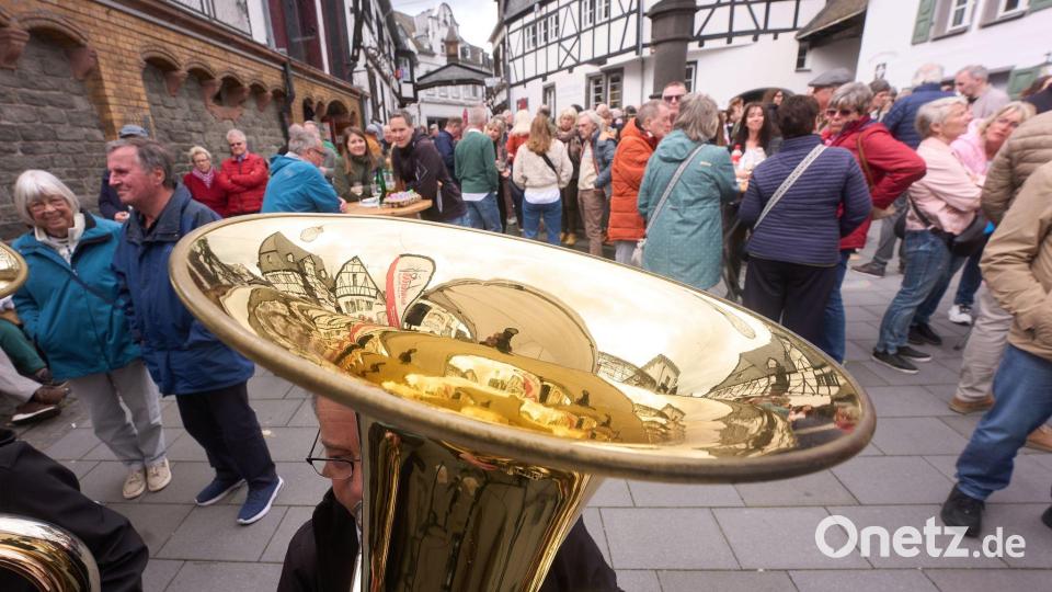 Hunderte Besucher stehen in Winningen auf dem Weinmarkt, um am alten Osterbrauch des „Eierkibbens“ teilzunehmen. Bild: Thomas Frey/dpa