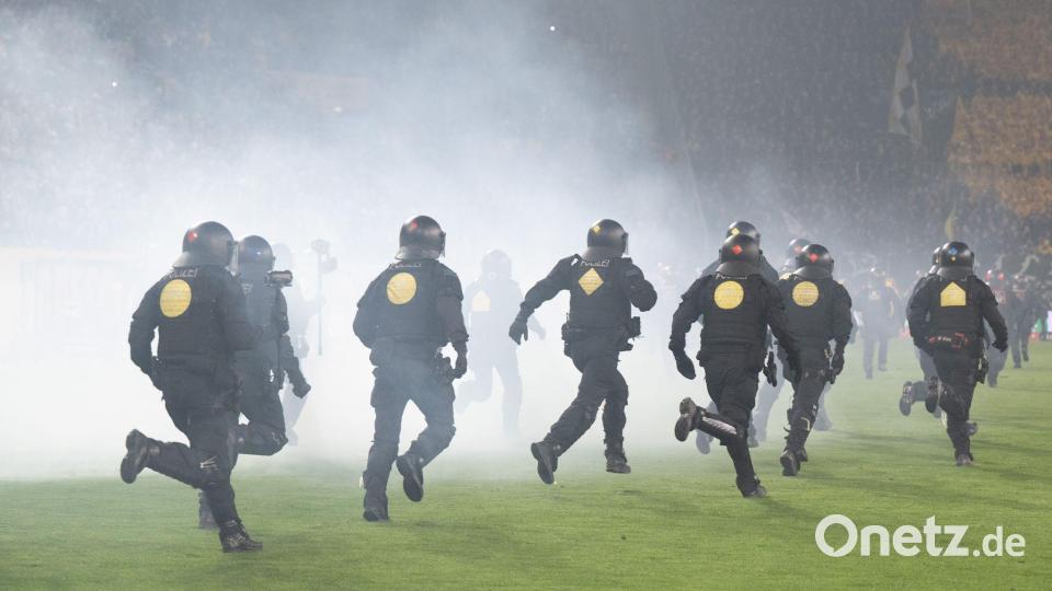 Die Polizei versuchte, Dynamo-Fans wieder in ihren Block zurückzudrängen. Bild: Sebastian Kahnert/dpa