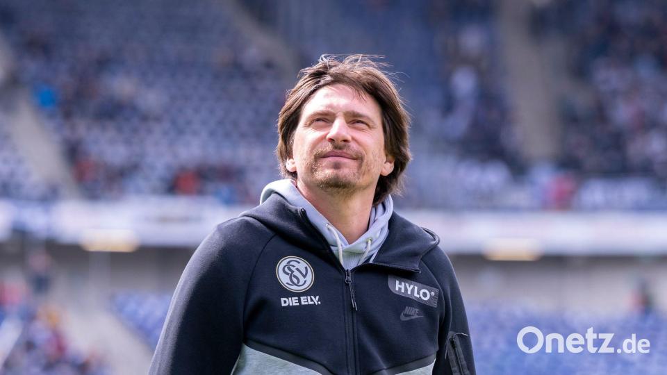 Sah an seinem 40. Geburtstag ein Remis seines Teams: Elversbergs Trainer Vincent Wagner. Bild: David Inderlied/dpa