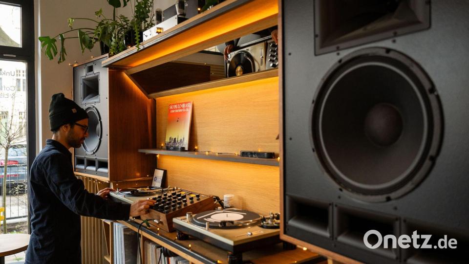In der Bar Unkompress werden ausschließlich Schallplatten gespielt. Bild: Christophe Gateau/dpa
