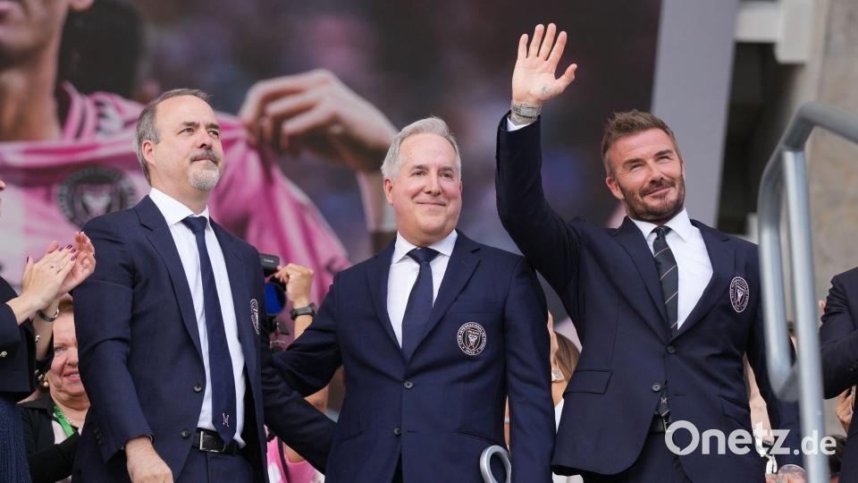 Eigentümer von Inter Miami CF, Jorge Mas (M), Miteigentümer Jose Mas (l) und Miteigentümer David Beckham (r) nehmen an einer Zeremonie teil. Bild: Lynne Sladky/AP/dpa