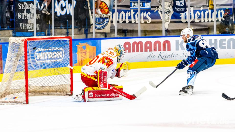 Szenen aus dem Spiel der Blue Devils Weiden (blaue Trikots) gegen den ESV Kaufbeuren in der DEL2 am 19. September 2025. Die Blue Devils gewannen mit 4:3. Bild: Elke Englmaier