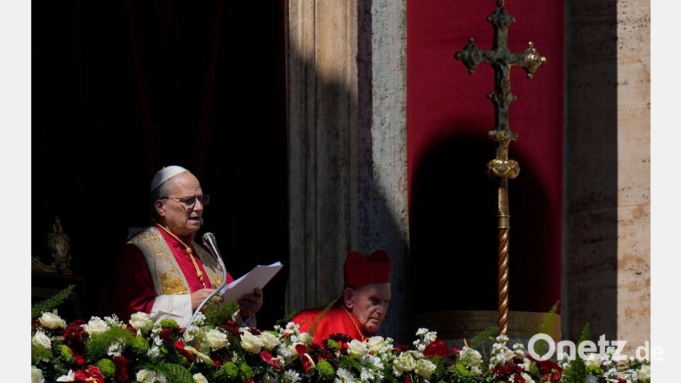 Von der zentralen Loggia des Petersdoms spendet Leo XIV. den Segen Urbi et Orbi. Bild: Alessandra Tarantino/AP/dpa