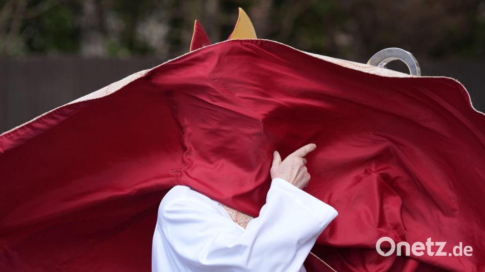 Der Wind fängt die Gewänder der Erzbischöfin von Canterbury, Dame Sarah Mullally, ein, als sie in der Kathedrale von Canterbury in Kent die gesungene Eucharistie zu Ostern leitet. Bild: Gareth Fuller/PA Wire/dpa