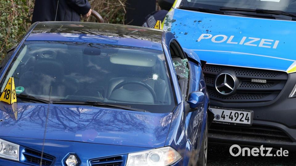 Das Auto steht zwischen zwei Polizeiautos und ist sichtlich beschädigt. Bild: Kevin Schößler/dpa