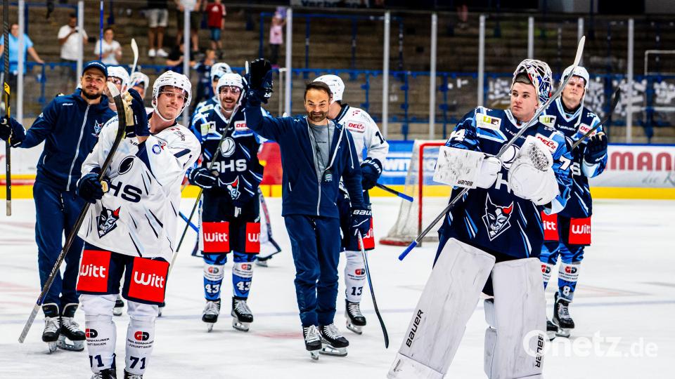 Cheftrainer Sebastian Buchwieser (Mitte) beim öffentlichen Training der Blue Devils Weiden am vergangenen Samstag. Im Anschluss sprach der 45-Jährige im Interview über die kommende Saison. Bild: Elke Englmaier