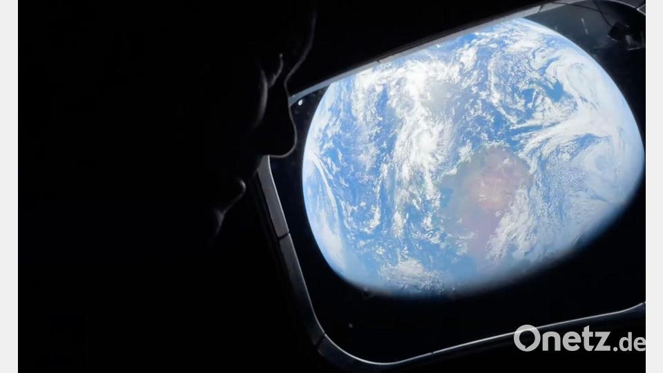 Kommandant Reid Wiseman blickt während der Artemis II-Mission aus dem Fenster. Bild: Uncredited/NASA/AP/dpa