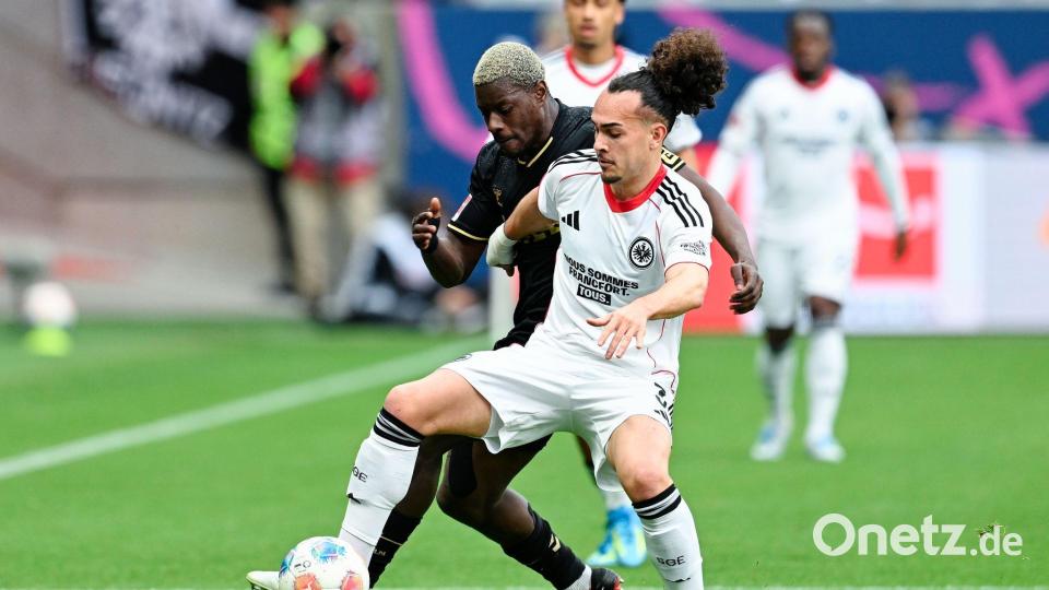 Der 1. FC Köln um Ragnar Ache (l) hatte gegen Eintracht Frankfurt um Arthur Theate früh im Spiel eine Topchance. Bild: Uwe Anspach/dpa