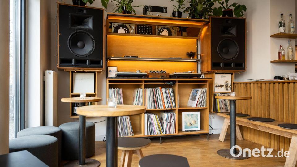 Die Musikanlage steht im Fokus in der Listening Bar Unkompress. Bild: Christophe Gateau/dpa